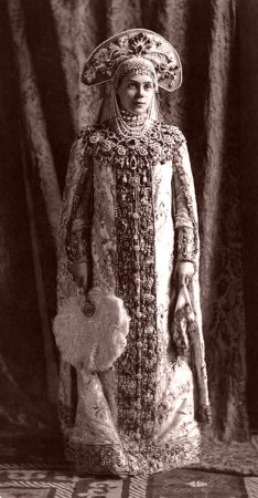 Кокошник великой княгини Ксении Александровны Романовой — послужил источником вдохновения для американских дизайнеров, создававших костюм Амидалы (см. следующие 4 иллюстрации)