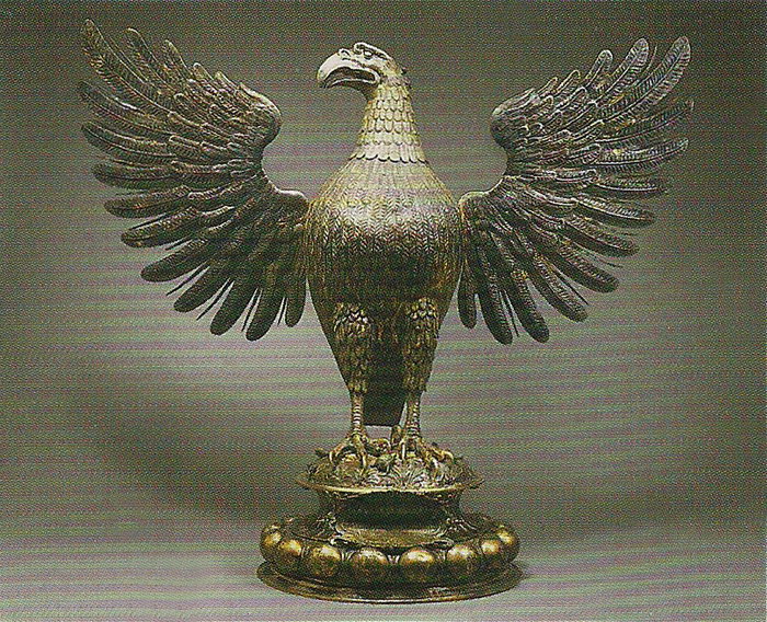 Кубок в виде скульптуры орла