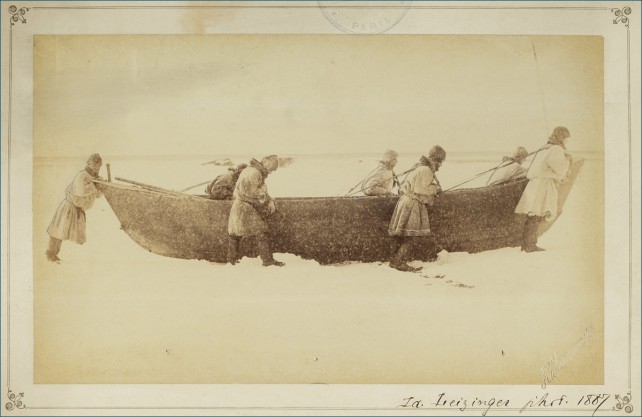 Мезенские охотники на тюленей на льду Белого моря