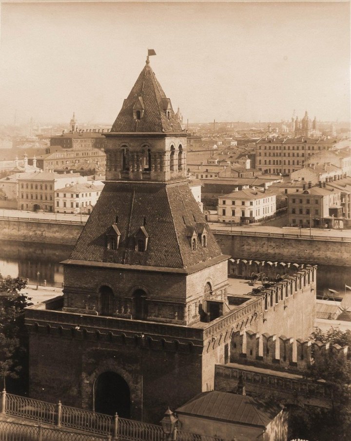 Москва. Кремль. Тайницкая башня