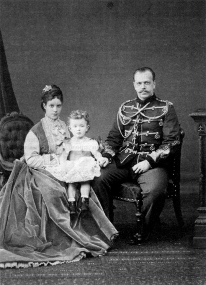 Цесаревич Александр Александрович и цесаревна Мария Федоровна со старшим сыном Николаем.