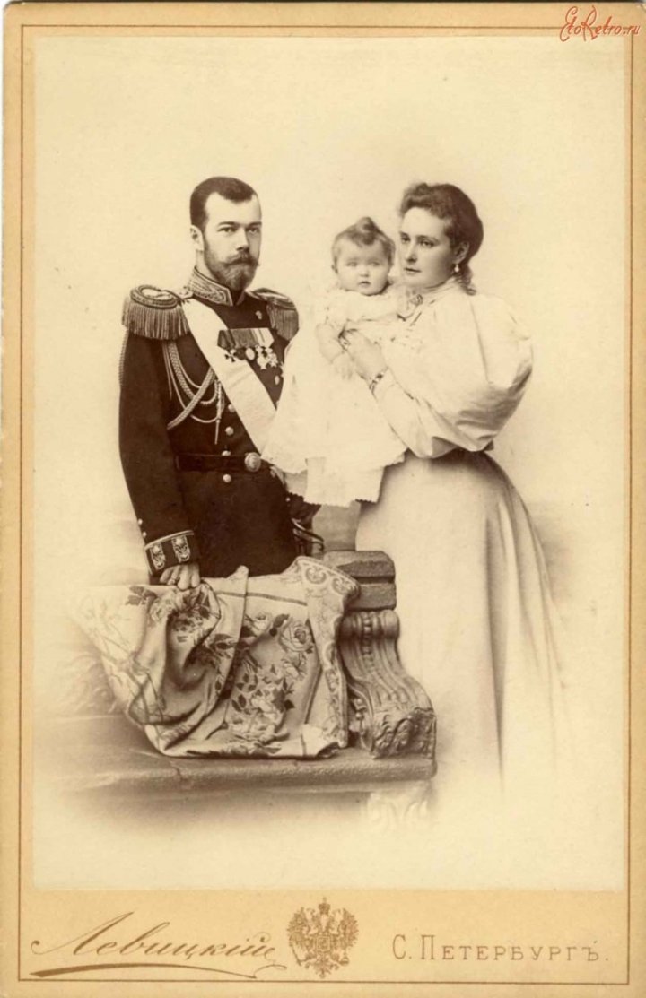 Император Николай II и императрица Александра Фёдоровна с дочерью Ольгой. 1896