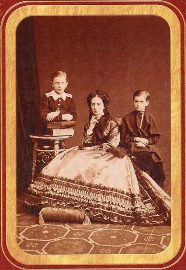 Императрица Мария Александровна с сыновьями Сергеем и Павлом. 1870 г