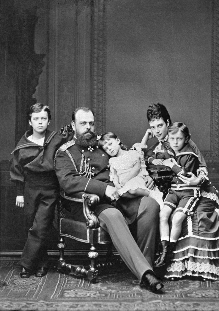 Александр III с женой и тремя старшими детьми. 1878 г