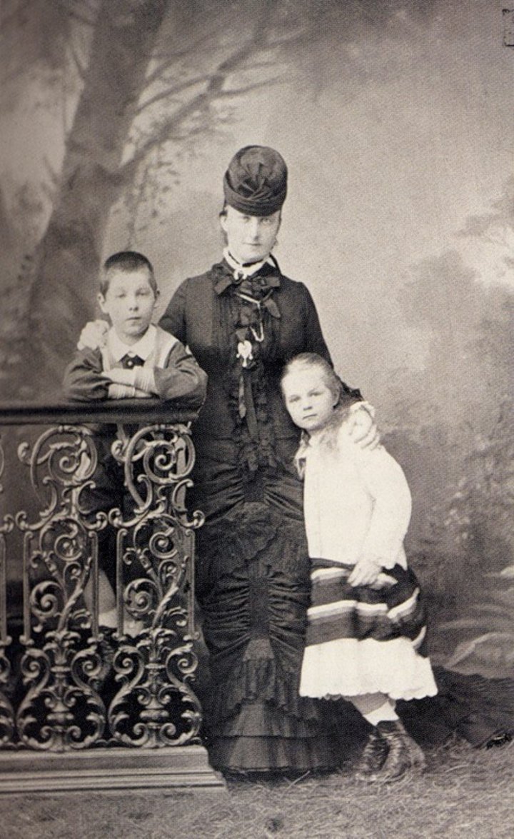 Светлейшая княгиня Е.М.Юрьевская с сыном Георгием и дочерью Ольгой. 1880-е