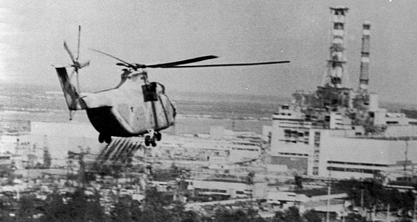 13 июня 1986г. вертолет распыляет дезактивирующее вещество над территорией вокруг Чернобыльской атомной электростанции. Reuters/Tass JAPAN OUT