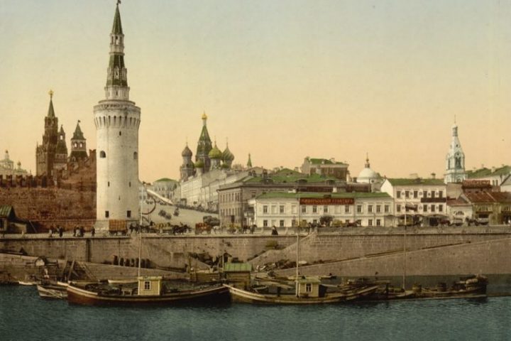 Какого цвета московский Кремль был изначально