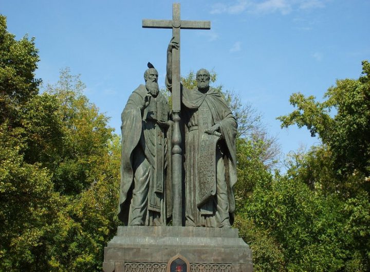 Сколько ошибок допущено на памятнике Кириллу и Мефодию