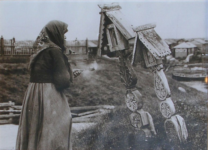 «Избушки» для мертвецов: почему в России надгробные кресты были с «крышами»