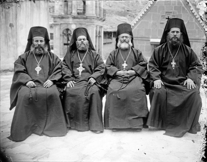 Почему православные священники иногда проводят службу в головных уборах