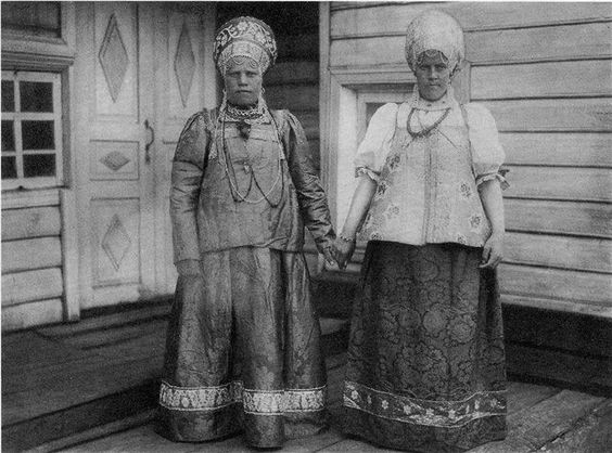 Что русские женщины носили под сарафаном