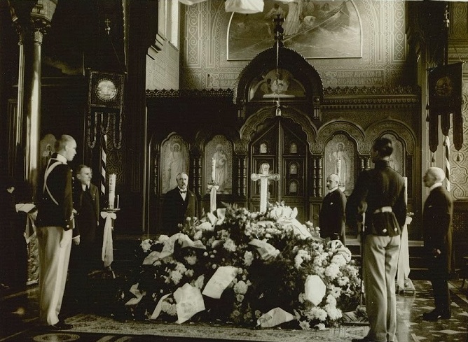 Земельный обряд на похоронах: почему он появился только в советское время