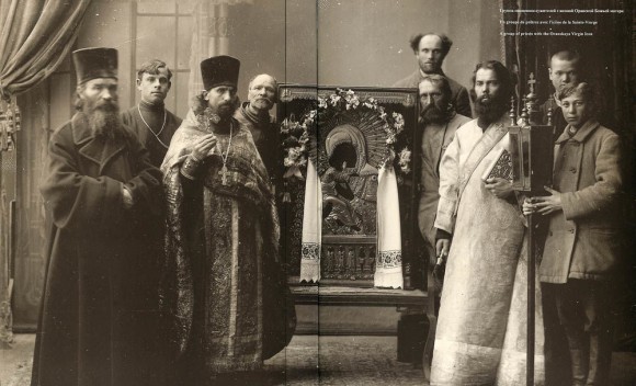 Почему православным священникам при благословении целуют руку