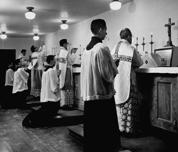 Почему в католицизме не принято молиться перед иконами