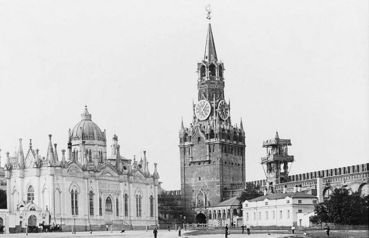 Какие здания Московского Кремля построены русскими мастерами