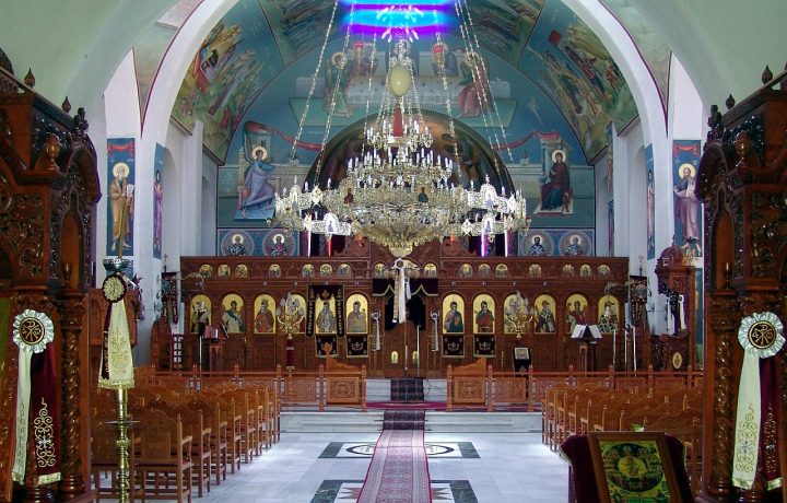 Почему в православном храме в алтарь могут заходить только мужчины