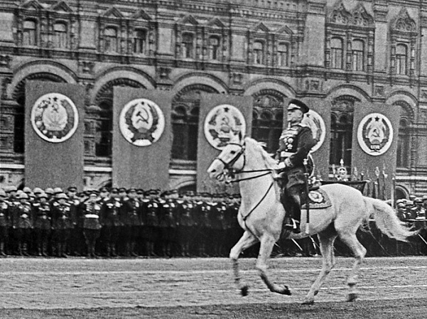 Какие традиции нарушил маршал Жуков во время парада Победы в 1945 году