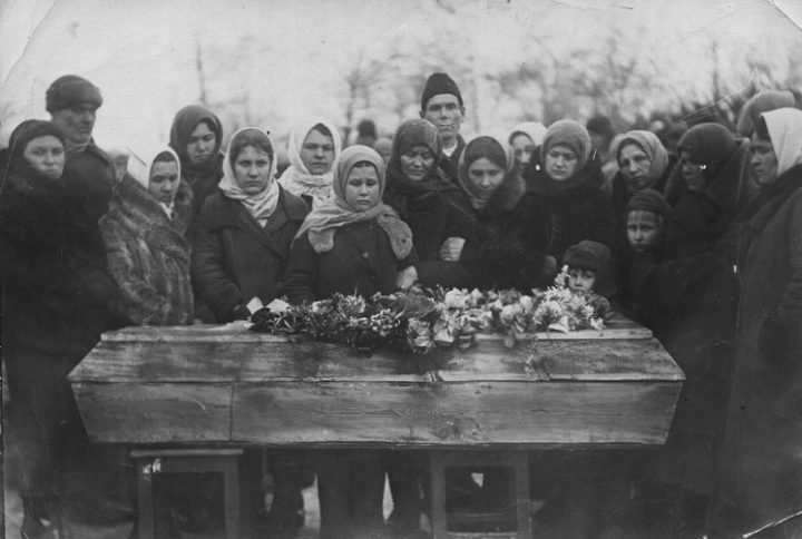 Поминки: зачем русские едят на кладбище