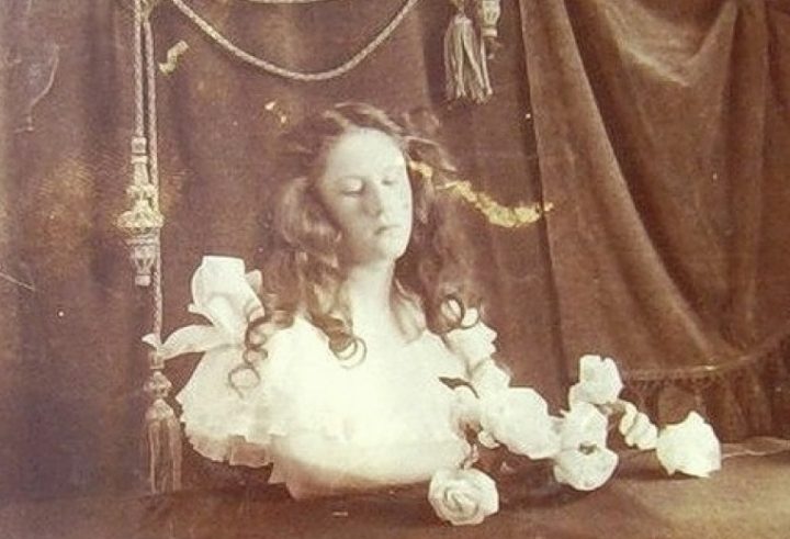 Пост-мортем: почему в 19 веке было принято фотографировать умерших