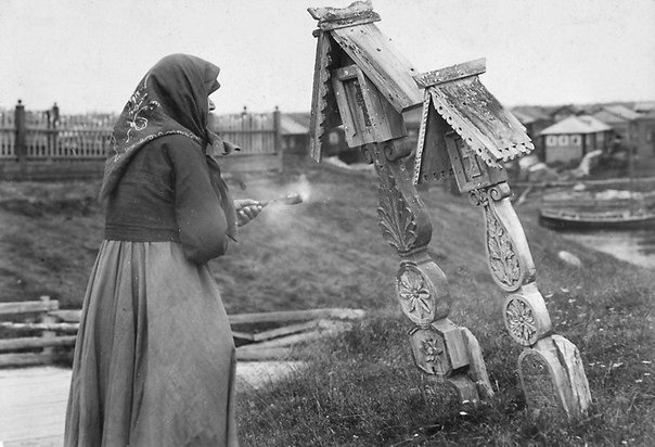 Самые странные похоронные обряды: зачем уральские женщины надевали одежду усопшего