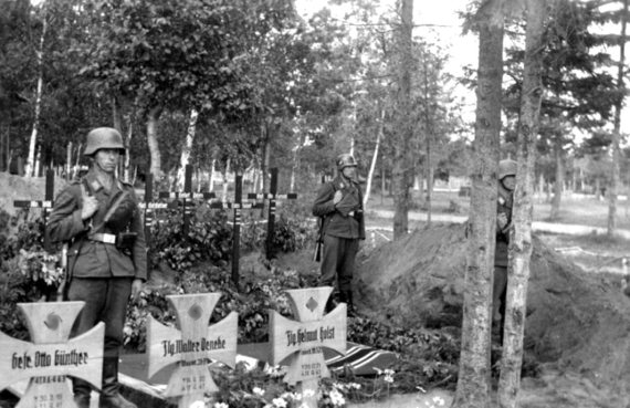 «300 вшивых солдат»: зачем рядом с могилой Льва Толстого фашисты устроили свое кладбище
