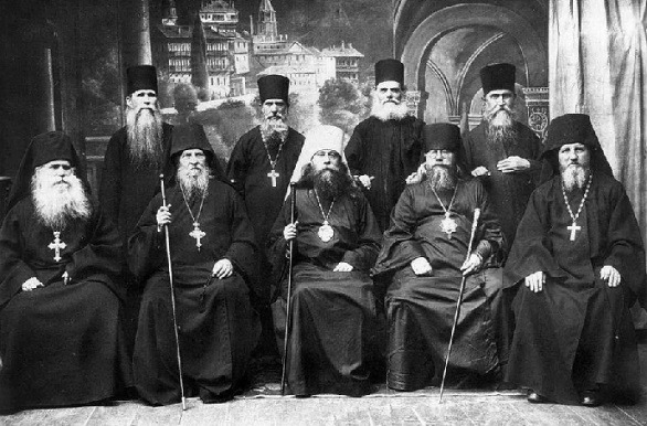 Почему православные священники проводят богослужения в головном уборе