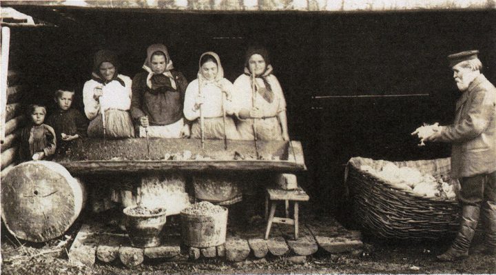 В каком случае женщинам-казачкам запрещалось притрагиваться к пище
