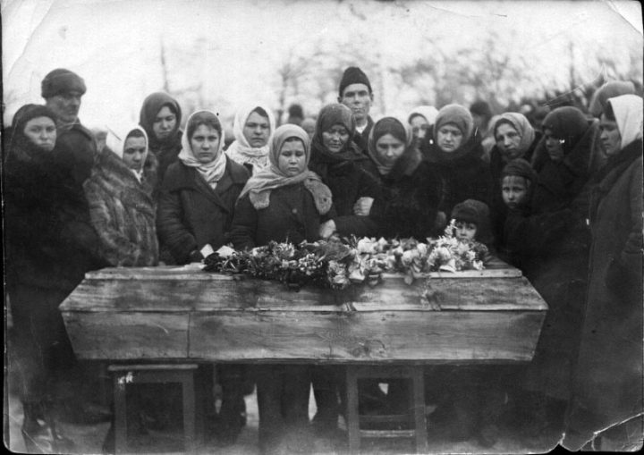 Русская похоронная традиция: какая рука покойника кладется сверху