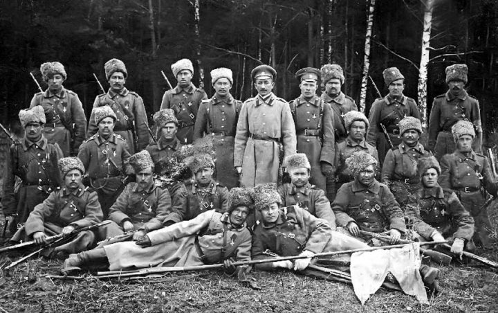 В шубах и с перстнями: почему большевики одевались как американские рэперы