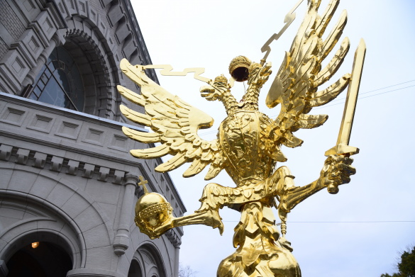 Почему столицу Российской империи украшали трёхглавыми орлами