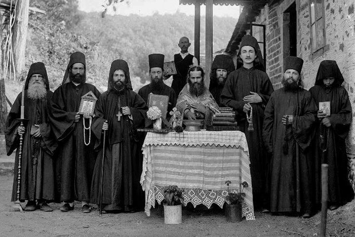 Почему в православной церкви русские молятся стоя, а греки сидя