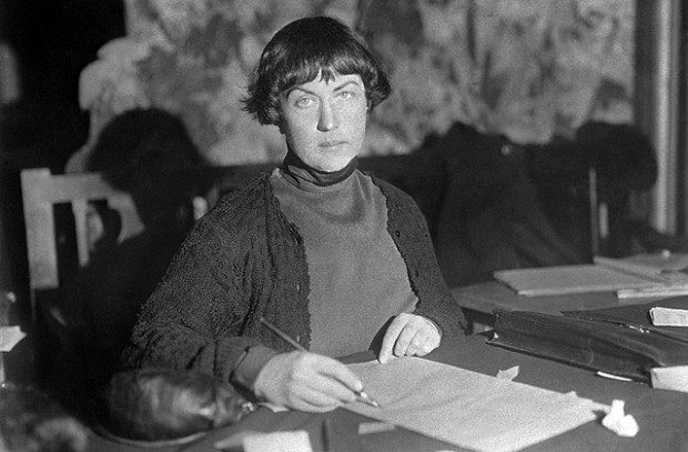 Феминизм по-советски: что Александра Коллонтай планировала запретить русским девушкам