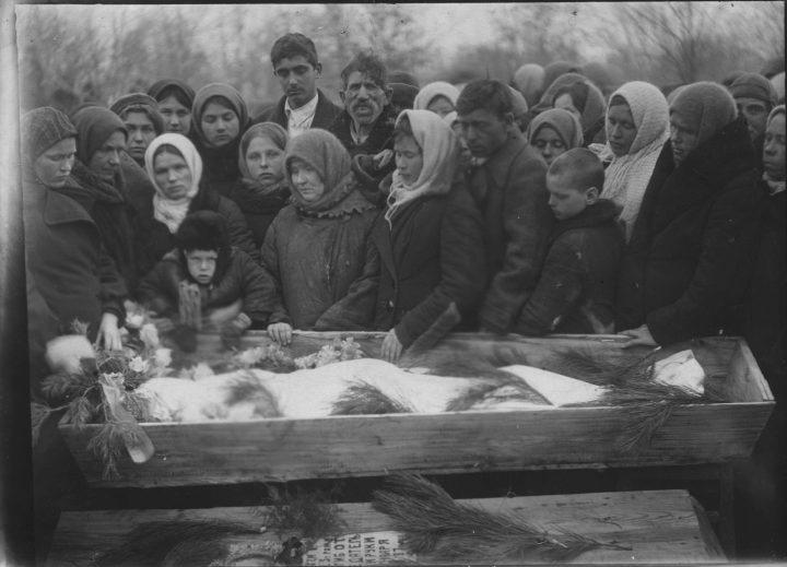 Фотографии на могилах: почему их устанавливают только русские