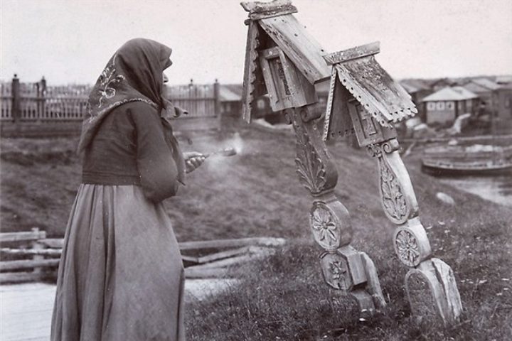 Почему в некоторых случаях на могиле ставили два креста на Руси