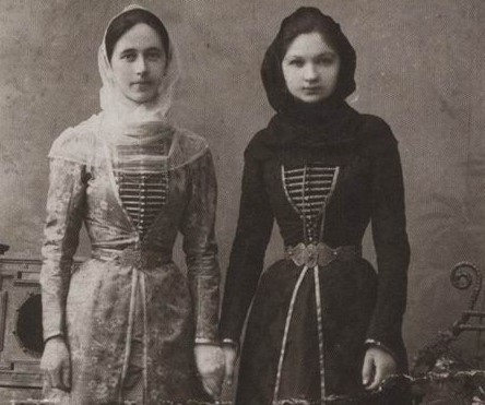 Кодекс Эздел: почему кавказским женщинам нельзя говорить с посторонними