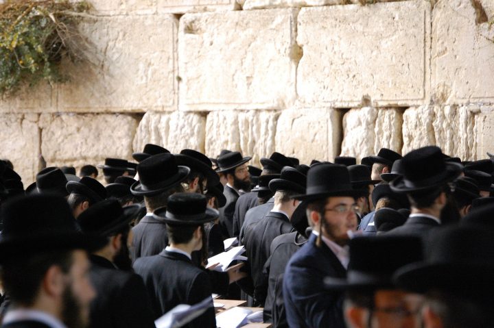 Хасиды с пейсами: зачем ортодоксальные иудеи оставляют длинные пряди на висках
