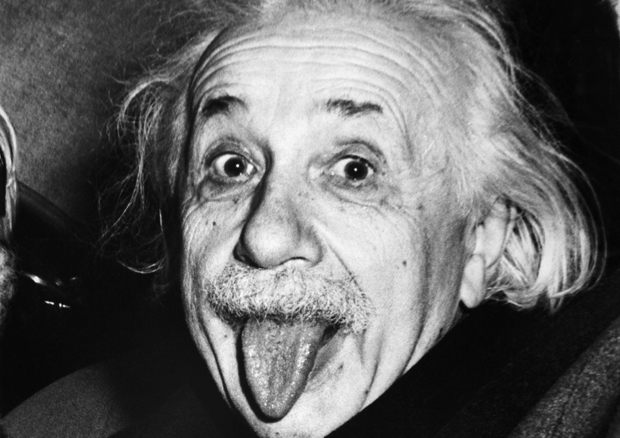 Эйнштейн с высунутым языком: что не так с этим фото