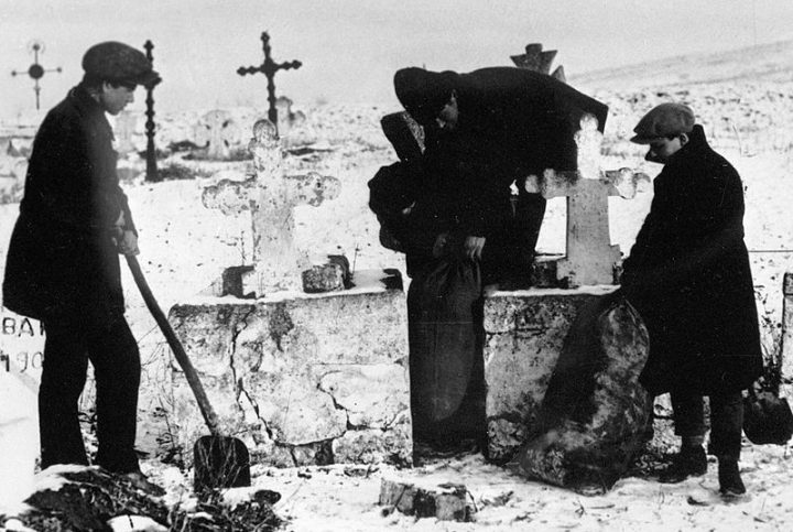 Земля мертвецов: зачем большевики уничтожали старинные кладбища