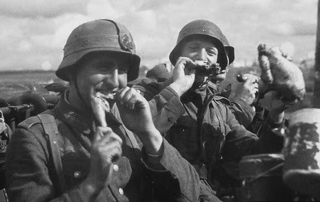Чудеса пищевой промышленности: какая еда немецких солдат удивляла красноармейцев