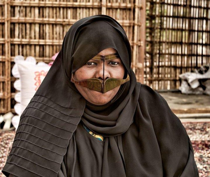 Зачем в странах Персидского залива женщины носили накладные усы