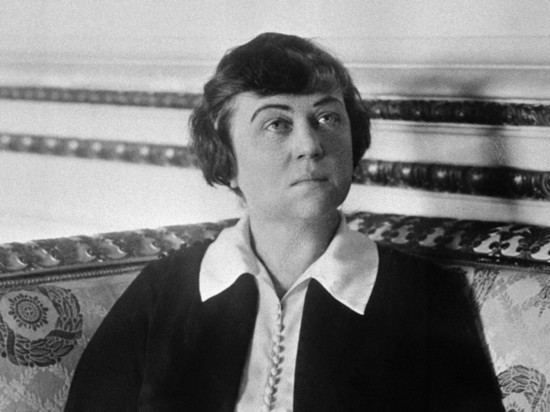 Александра Коллонтай: что первая феминистка в СССР хотела запретить женщинам
