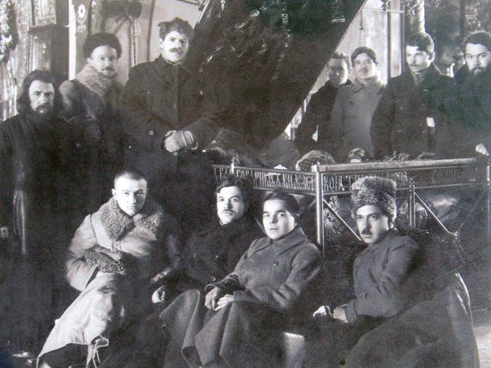 Какие предметы большевики похитили из царских усыпальниц