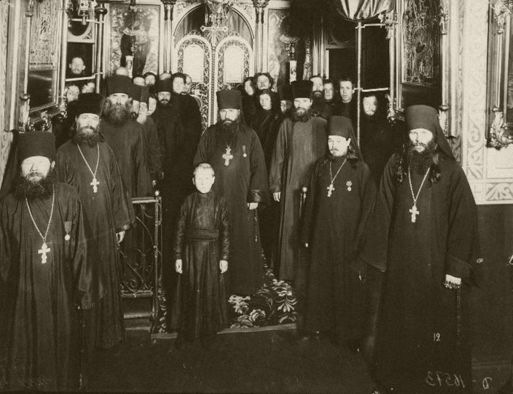Почему в православных храмах России молятся стоя