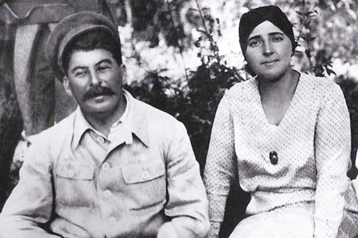 «Мать целовалась с Кобой»: какие отношения связывали Сталина и его тещу