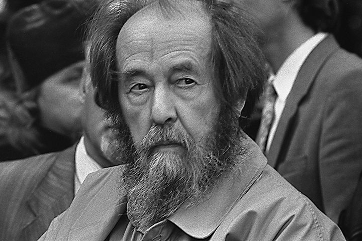 «Жил на рубль в день»: сколько денег на самом деле было у Александра Солженицына