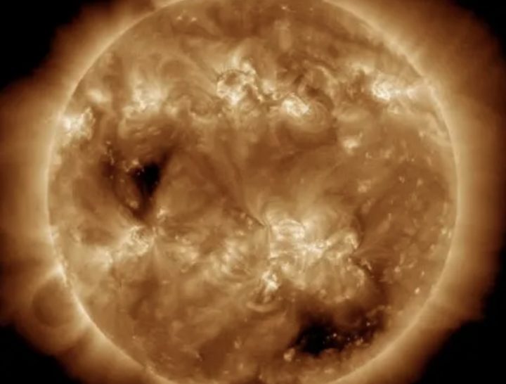 Гигантская дыра на Солнце может направить к Земле солнечный ветер со скоростью 3 млн км в час
