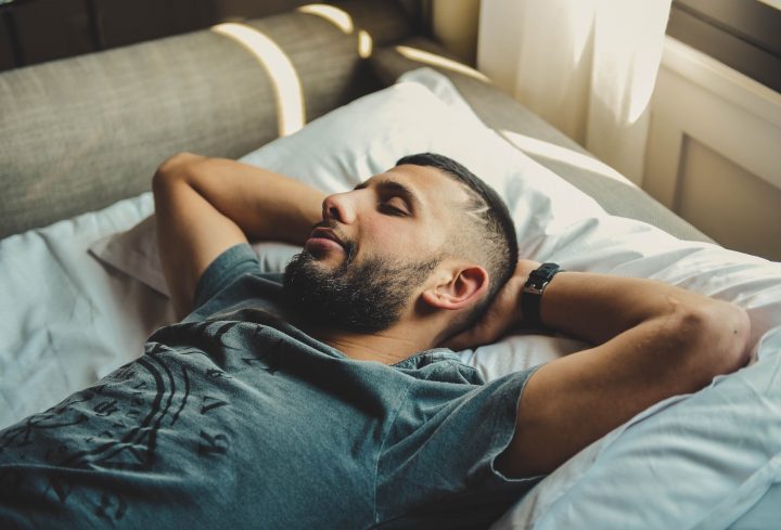 «Так спать нельзя!»: самые опасные позы для сна