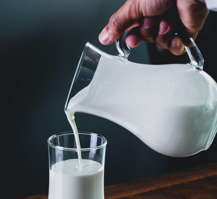Свежее молоко: чем оно может навредить здоровью