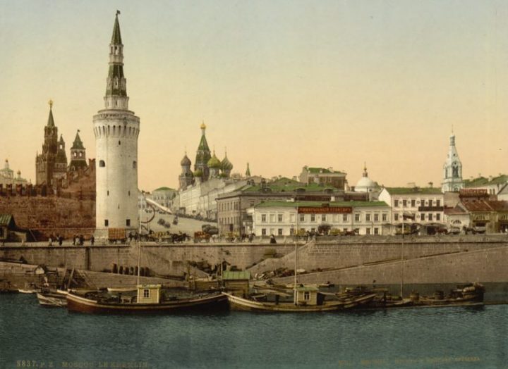 Какого цвета был изначально московский Кремль