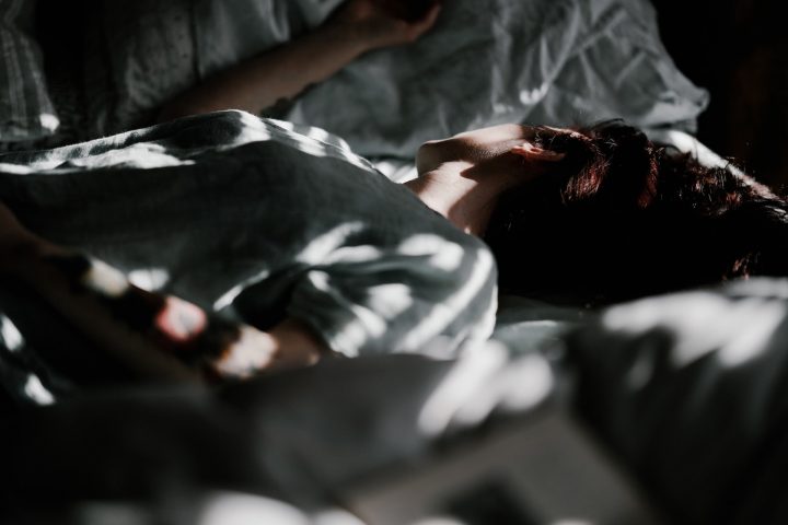 Сон на спине: почему это вредно